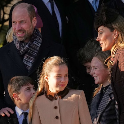Prinz William verlässt mit Prinz Louis (l-r), Prinzessin Charlotte, Mia Tindall und Kate, der Prinzessin von Wales, die Kirche St. Mary Magdalene, nachdem sie am Weihnachtsgottesdienst teilgenommen haben.