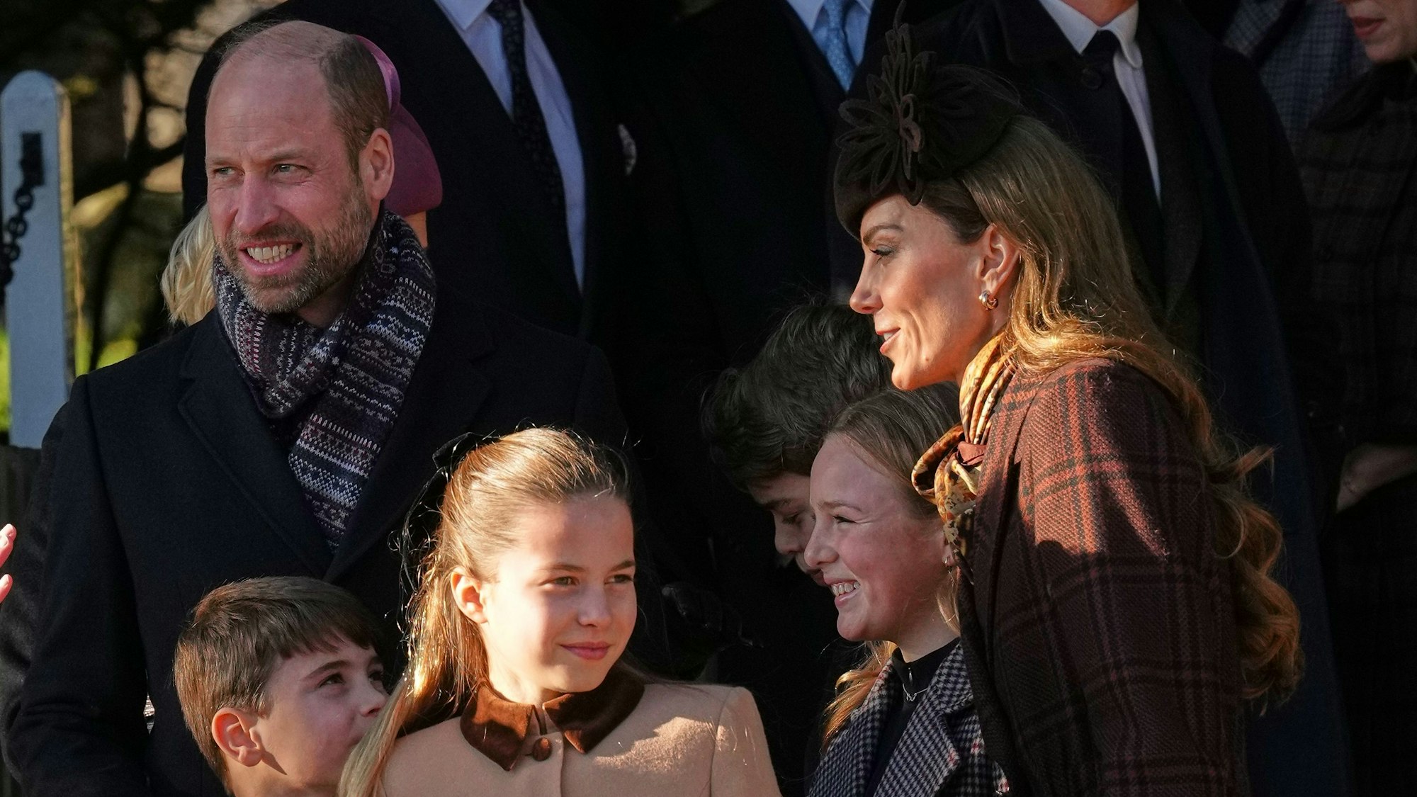 Prinz William verlässt mit Prinz Louis (l-r), Prinzessin Charlotte, Mia Tindall und Kate, der Prinzessin von Wales, die Kirche St. Mary Magdalene, nachdem sie am Weihnachtsgottesdienst teilgenommen haben.