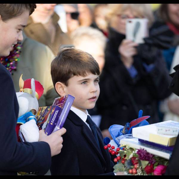 Prinz George und Prinz Louis nehmen Geschenke an.