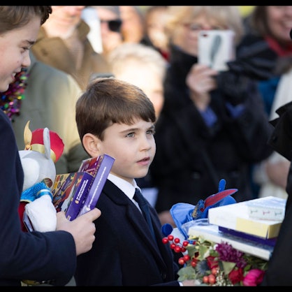 Prinz George und Prinz Louis nehmen Geschenke an.