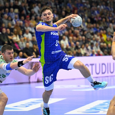 Kay Smits beim Sprungwurf durch die Magdeburger Abwehr.