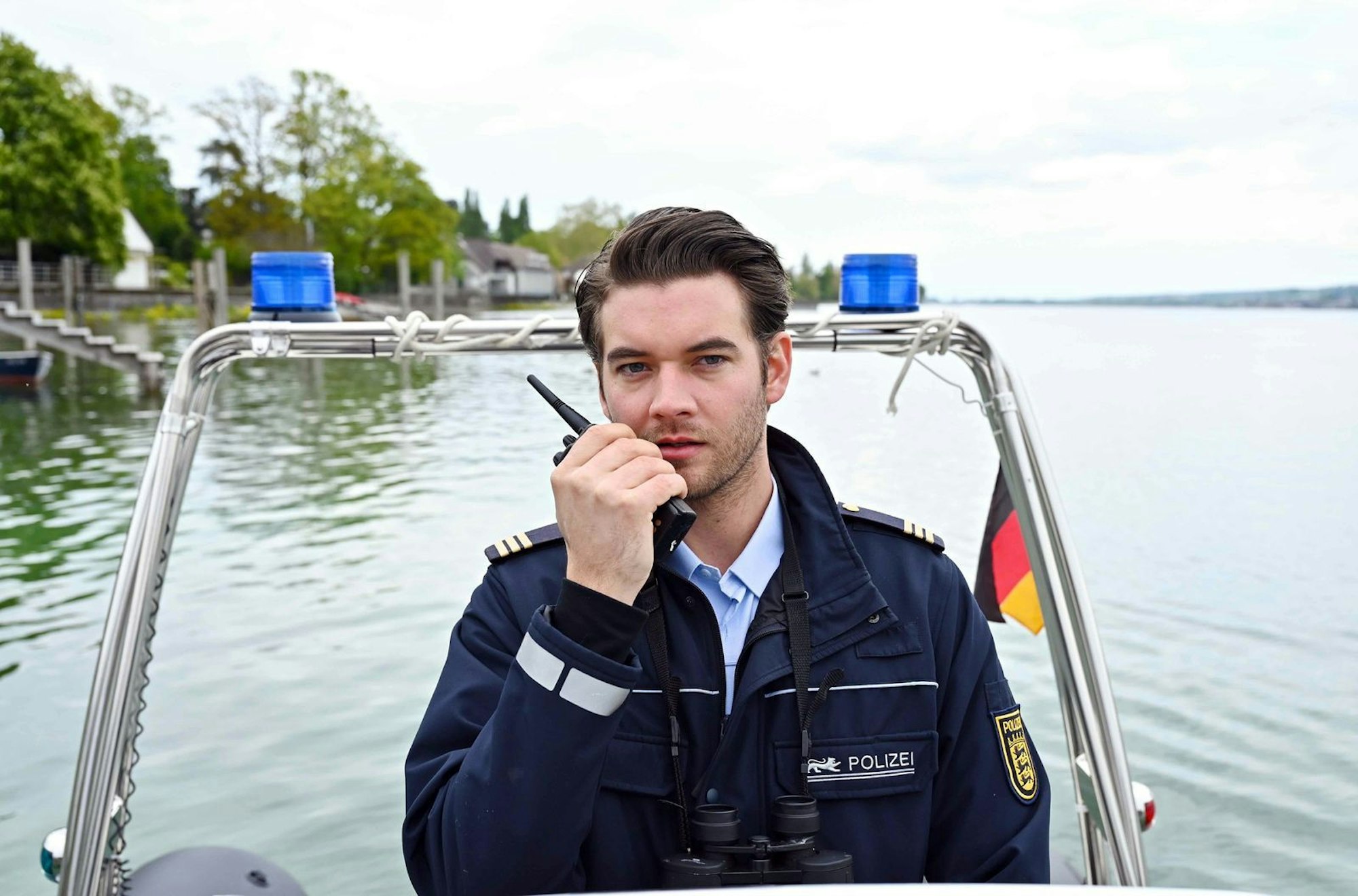 Schauspieler Max König wird beim Einkaufen oft von Zuschauern erkannt. Seit 2020 verkörpert er Jakob Frings in der Vorabendserie „WaPo Bodensee“. (Bild: ARD/Bernd Schuller )