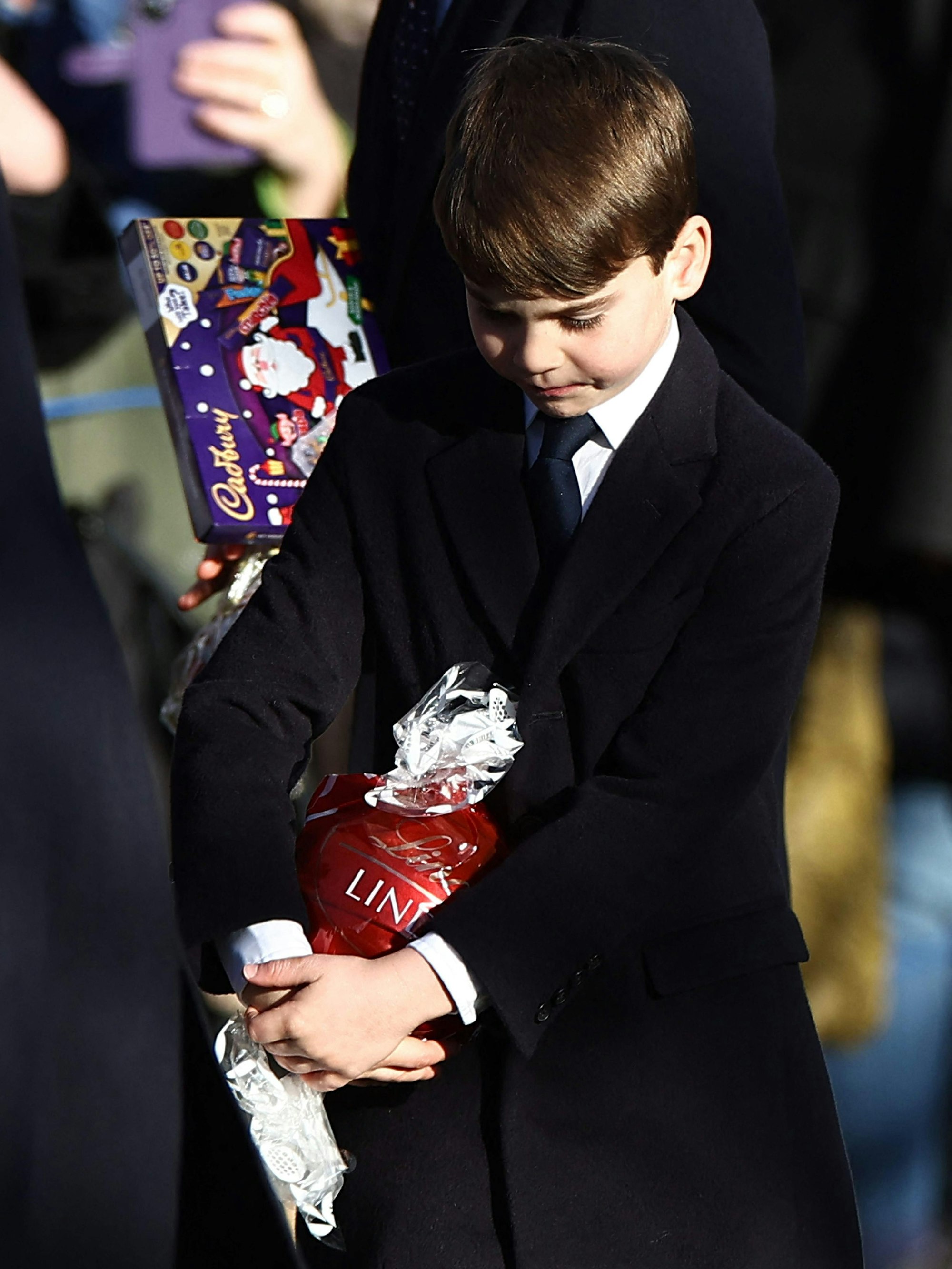 Prinz Louis hat ein großes Lindt-Ei geschenkt bekommen.