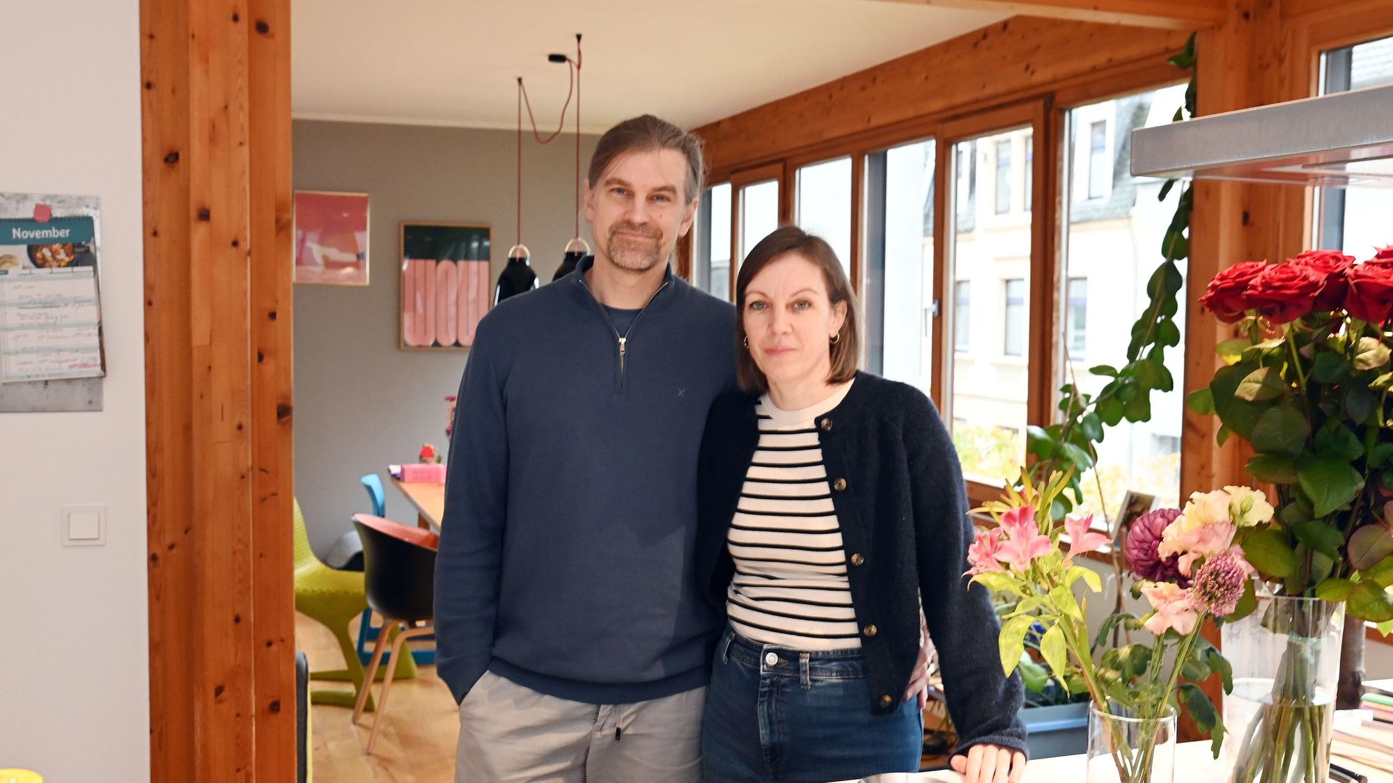 Die Eltern, Julischka und Sebastian Heilmann, pflegen ihre Tochter Lotta rund um die Uhr.