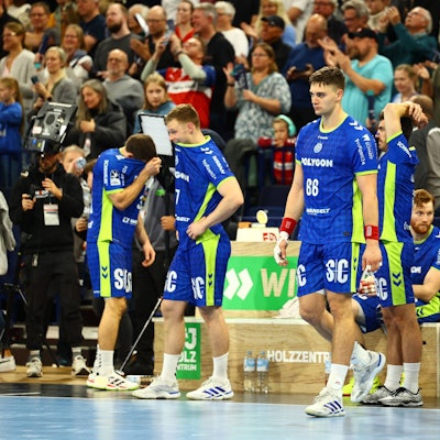 Die VfL-Handballer mit hängenden Köpfen.