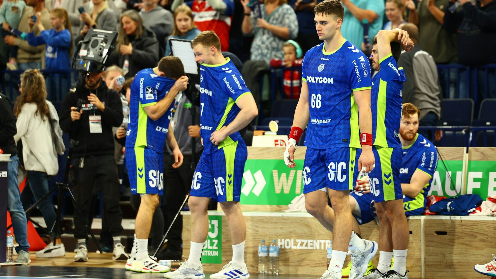 Die VfL-Handballer mit hängenden Köpfen.