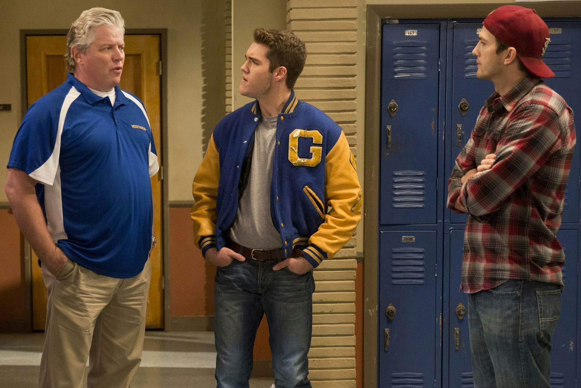 In der Kultserie „Freaks and Geeks“ (1999-2000) spielte er einen Sportlehrer, ansonsten verdingte Thomas F. Wilson (Bild, links) sich in kleineren (Sprech-)Rollen - wie etwa in an der Seite von Ashton Kutcher (Bild, rechts) in einer Folge der Netflix-Serie „The Ranch“. (Bild: Greg Gayne/Netflix)