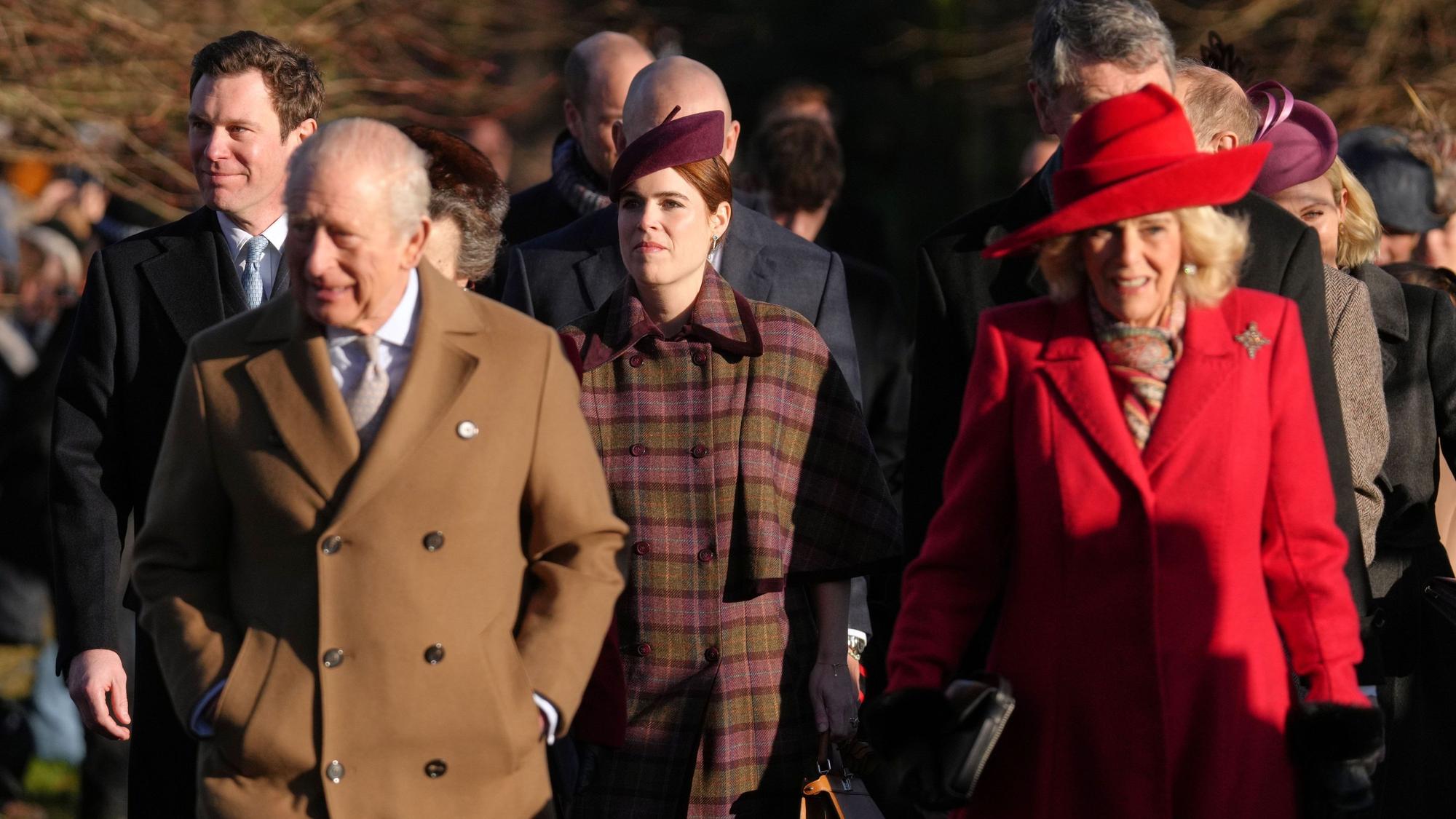 Prinzessin Eugenie (m) kommt mit dem britischen König Charles III. und Königin Camilla zum Weihnachtsgottesdienst in der St. Mary Magdalene Church.
