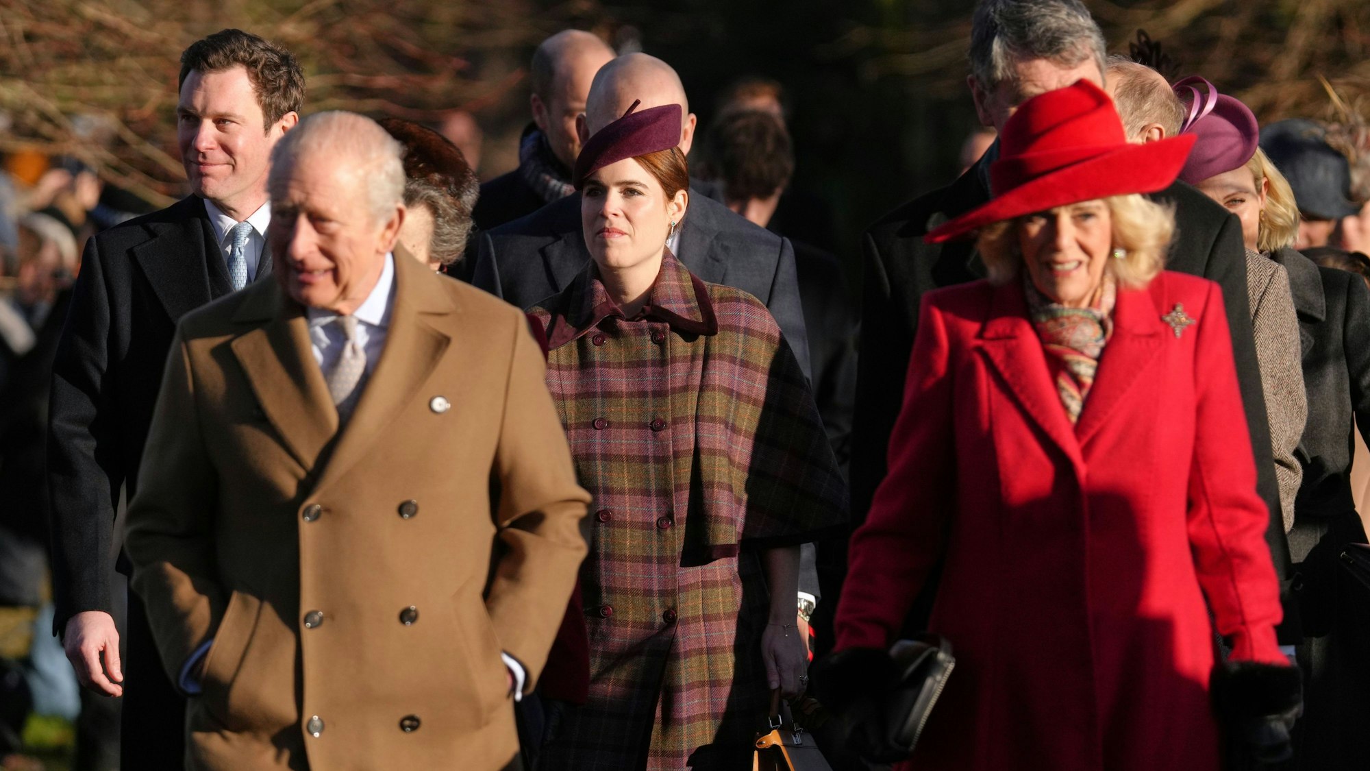 Prinzessin Eugenie (m) kommt mit dem britischen König Charles III. und Königin Camilla zum Weihnachtsgottesdienst in der St. Mary Magdalene Church.