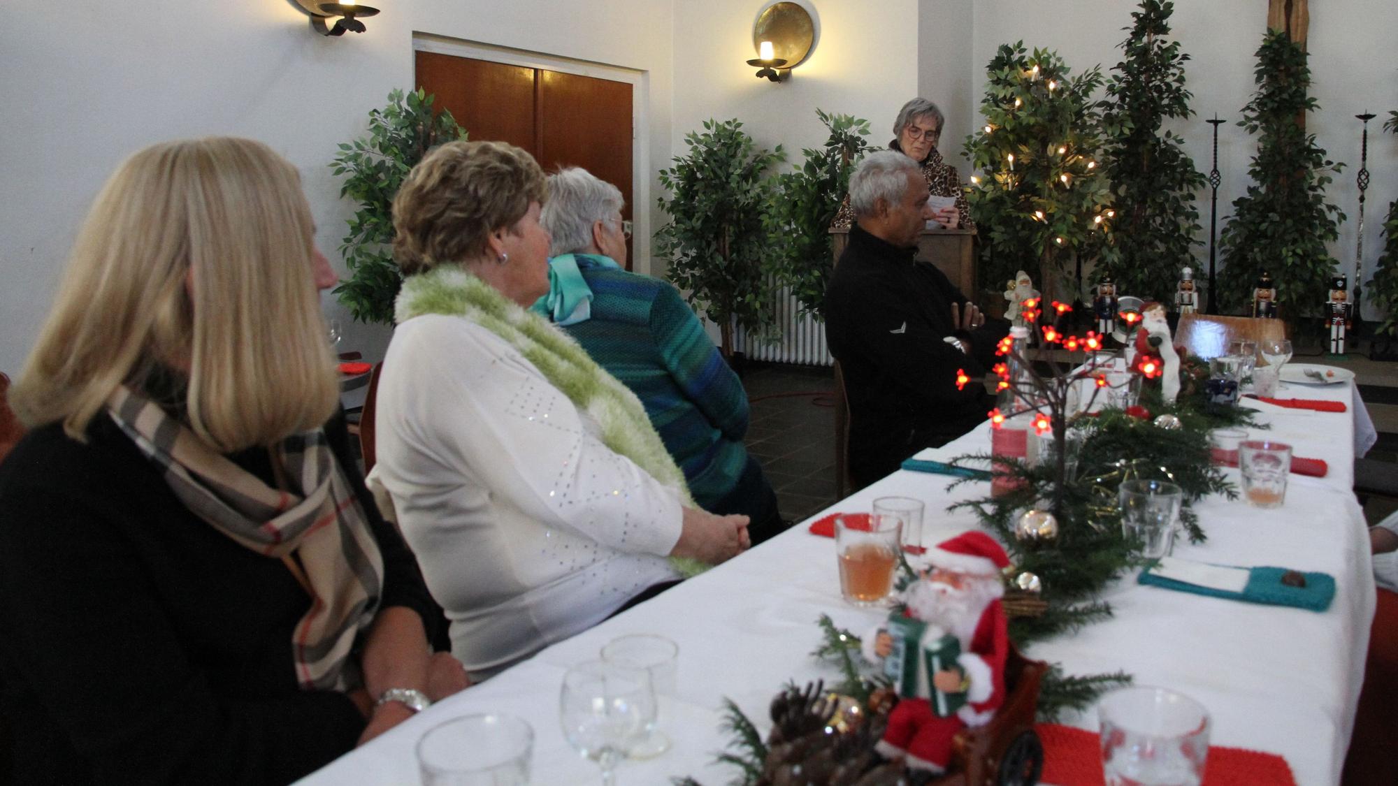 Weihnachtsfeier für Alleinstehende des Café T.o.d. in der Trauerhalle des Siegburger Nordfriedhofs