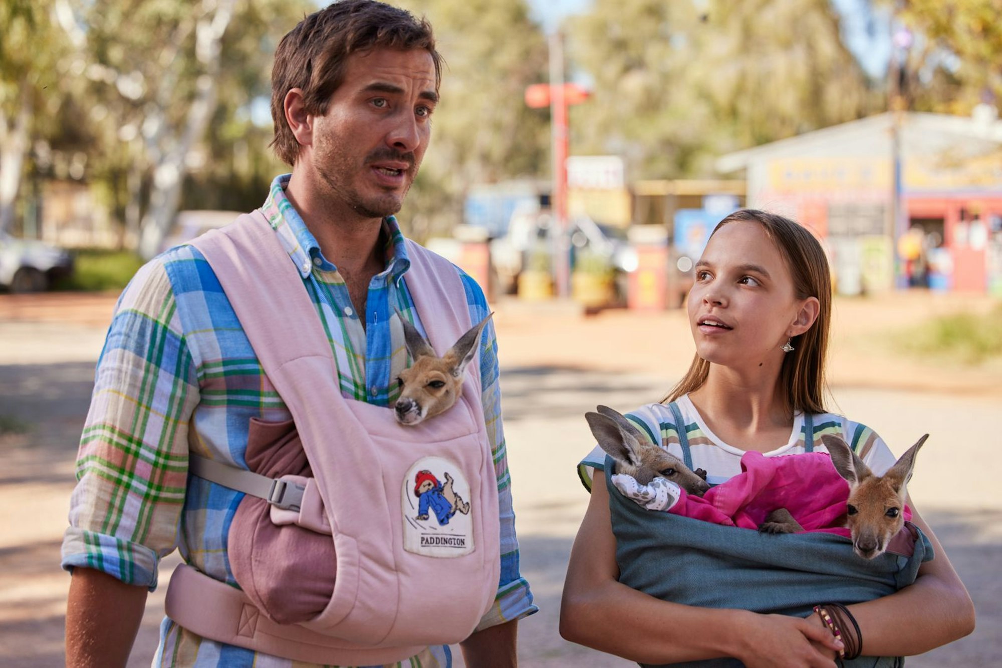 Chris (Ryan Corr) und Lilly (Lily Whiteley) kümmern sich um in Not geratene Kängurus. (Bild: STUDIOCANAL / Narelle Portanier)
