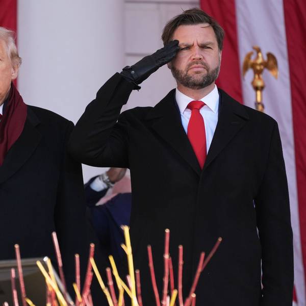 US-Präsident Donald Trump (l.) salutiert mit Vizepräsident JD Vance am 11. November während einer Veranstaltung zum Veteranentag auf dem Arlington Nationalfriedhof. Die US-Regierung kritisiert die angebliche Einschränkung der Meinungsfreiheit in Deutschland und nimmt die Organisation HateAid ins Visier.