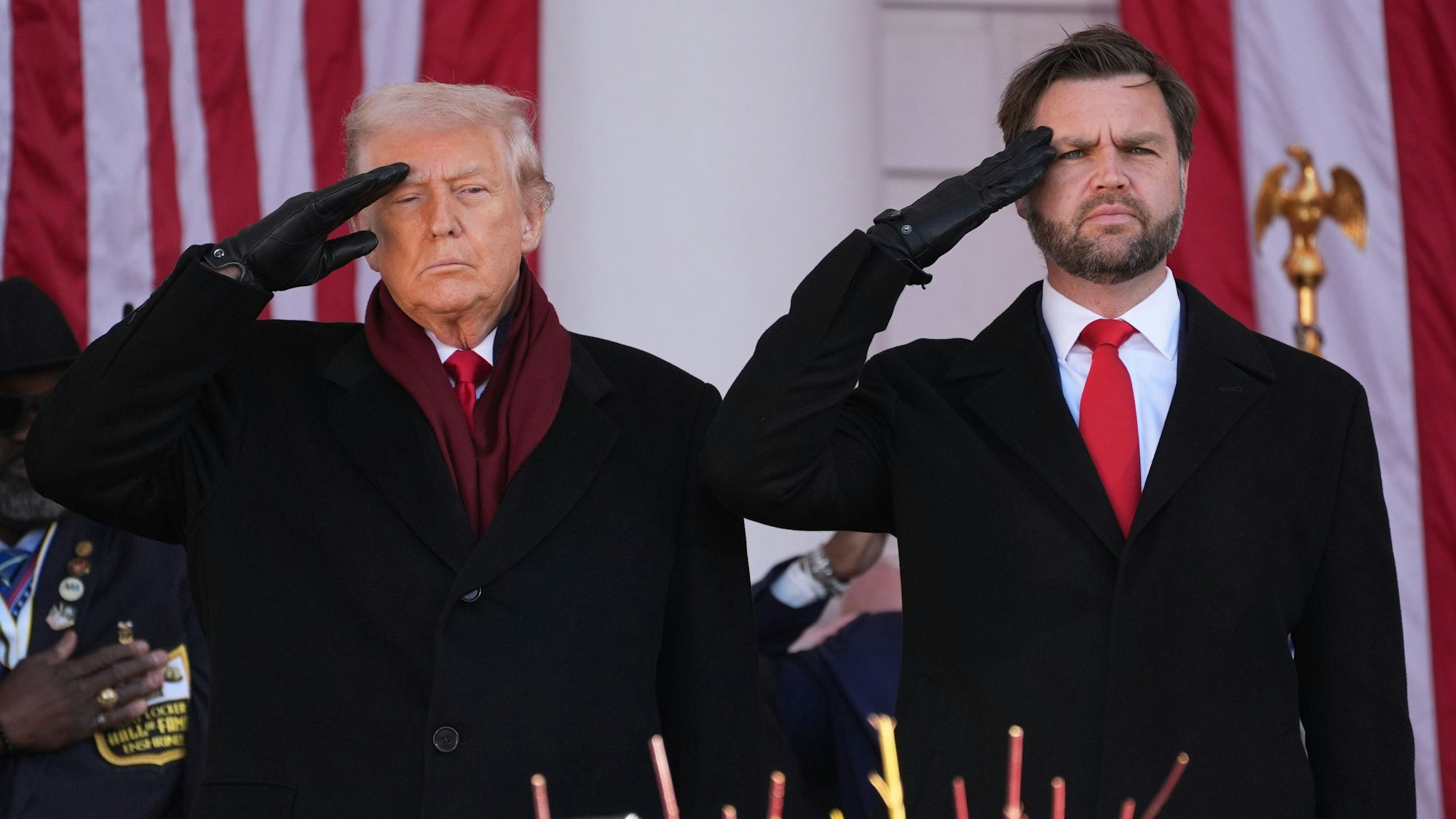 US-Präsident Donald Trump (l.) salutiert mit Vizepräsident JD Vance am 11. November während einer Veranstaltung zum Veteranentag auf dem Arlington Nationalfriedhof. Die US-Regierung kritisiert die angebliche Einschränkung der Meinungsfreiheit in Deutschland und nimmt die Organisation HateAid ins Visier.
