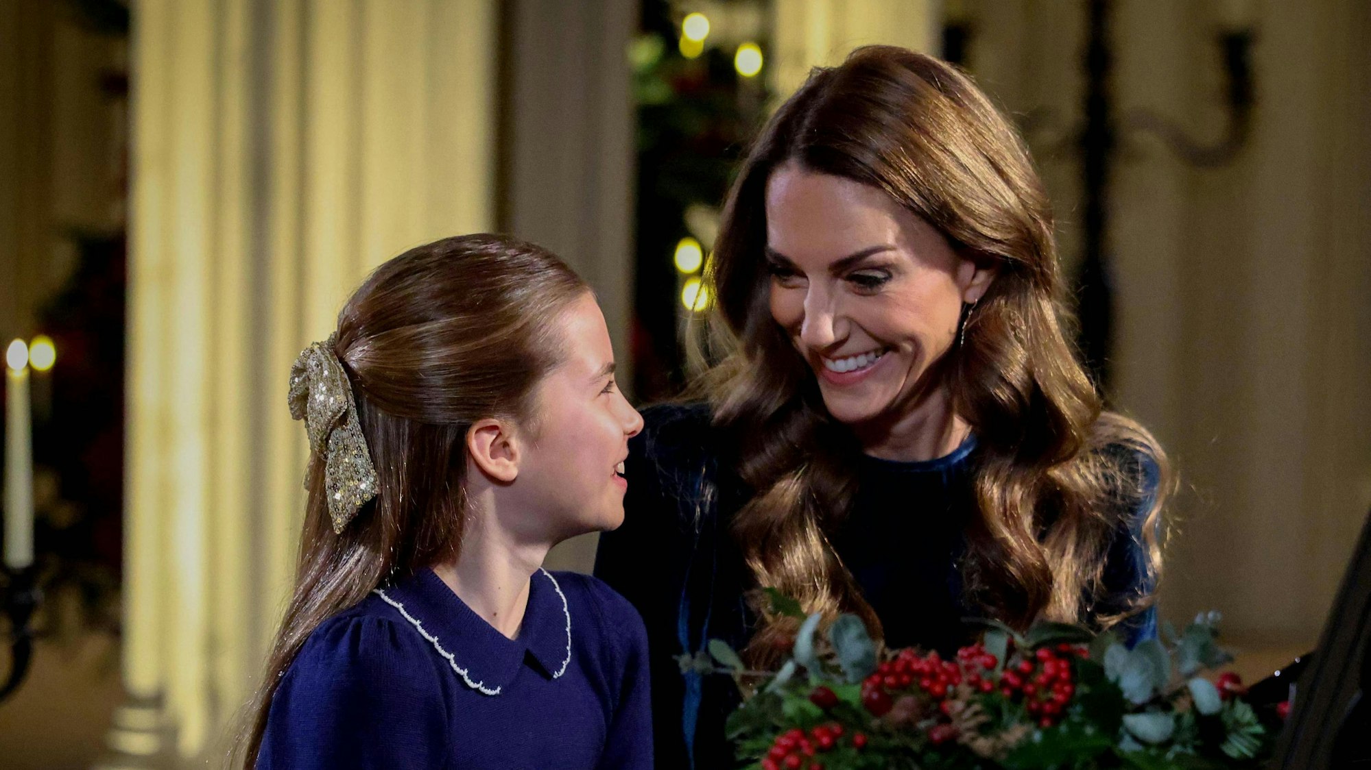 Die Prinzessin von Wales und Prinzessin Charlotte lächeln am Klavier.