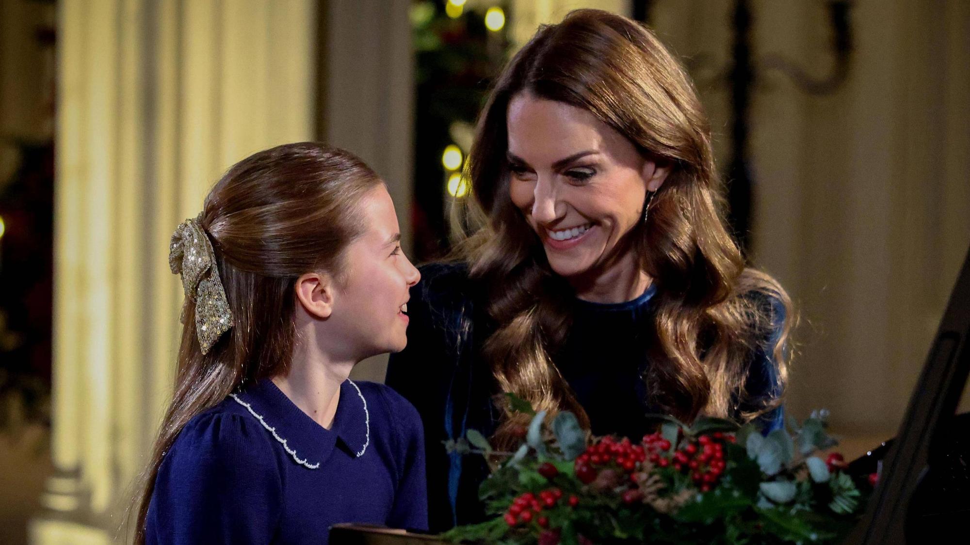 Die Prinzessin von Wales und Prinzessin Charlotte lächeln am Klavier
