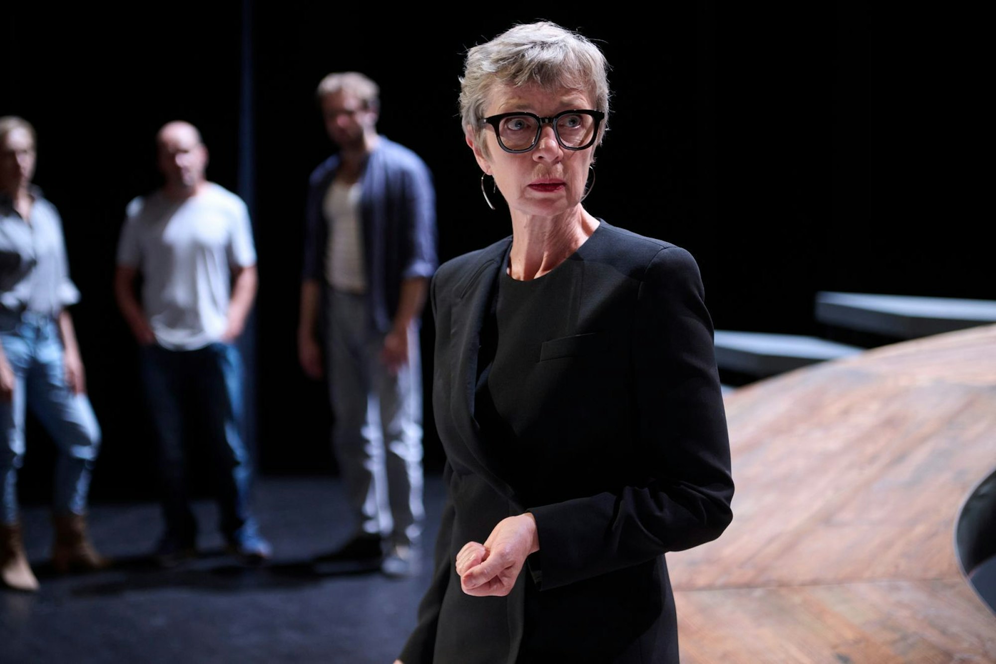 Die Intendantin Freya von Kaltenberg (Anna Stiebich) war schockiert über die Ereignisse an ihrem Haus. Weiterspielen wollte sie trotzdem, denn: „Wir haben ein volles Haus heute Abend.“ (Bild: BR/Claussen+Putz Filmproduktion GmbH/Walter Wehner)