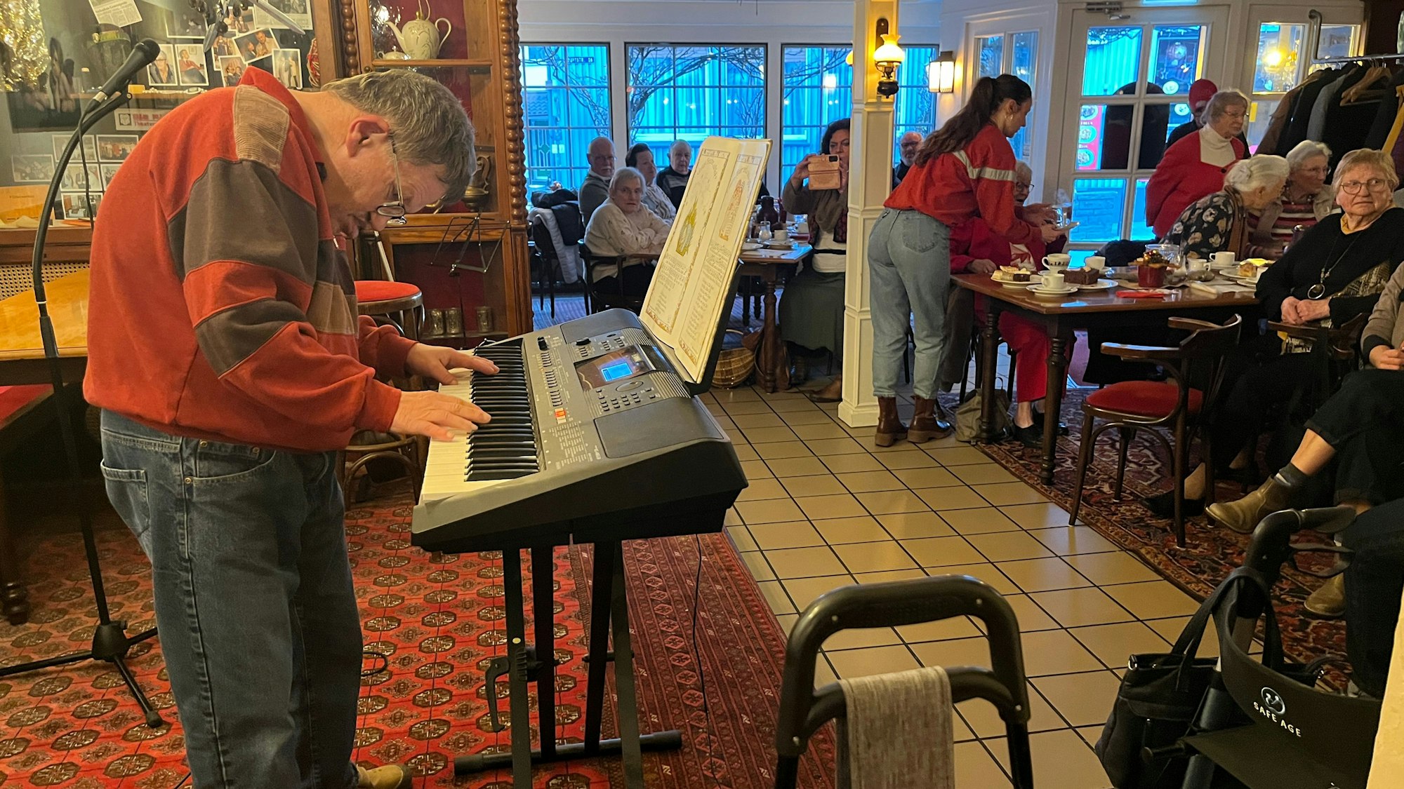 Manni, der in der Schublade jeden Abend die Kerzen anzündet, spielt auf seinem Keyboard.