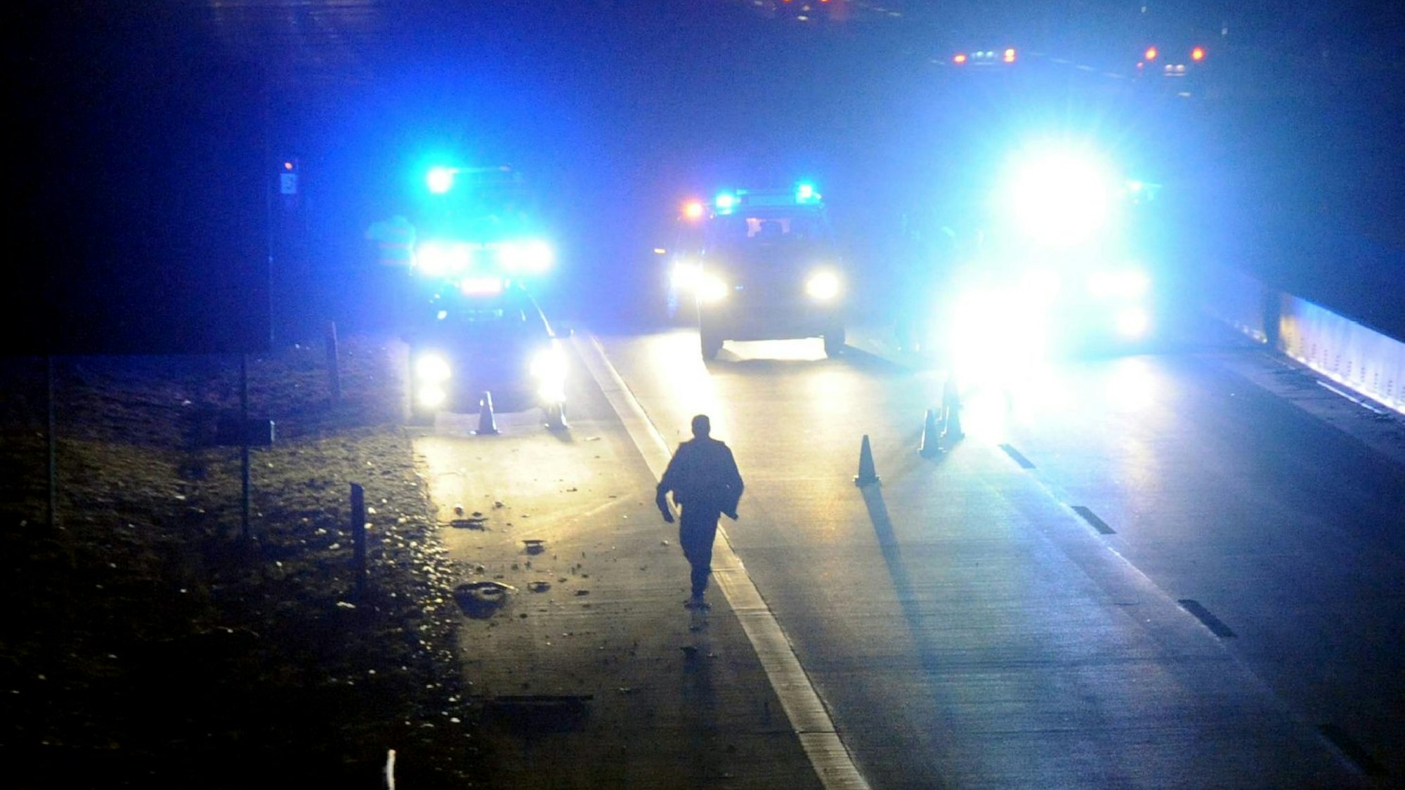 Einsatzkräfte der Polizei an einer Unfallstelle auf der Autobahn (Symbolfoto)