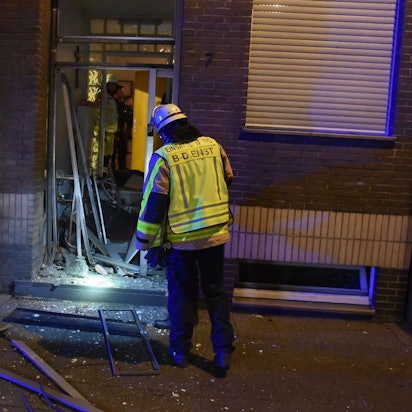 Durch die Explosion war die Haustür eines Mehrfamilienhauses schwer beschädigt worden.