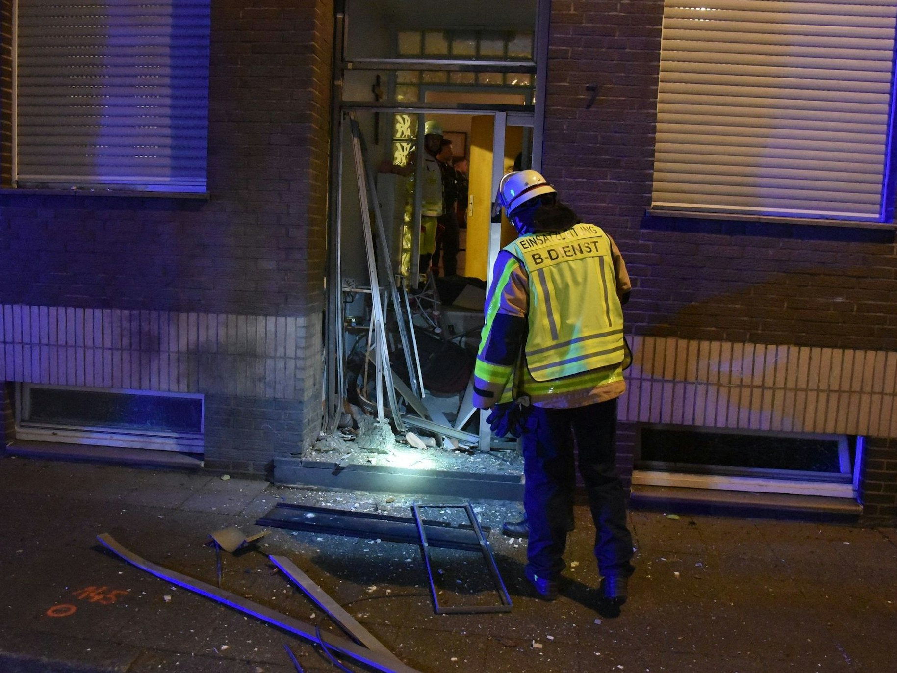 Durch die Explosion war die Haustür eines Mehrfamilienhauses schwer beschädigt worden.