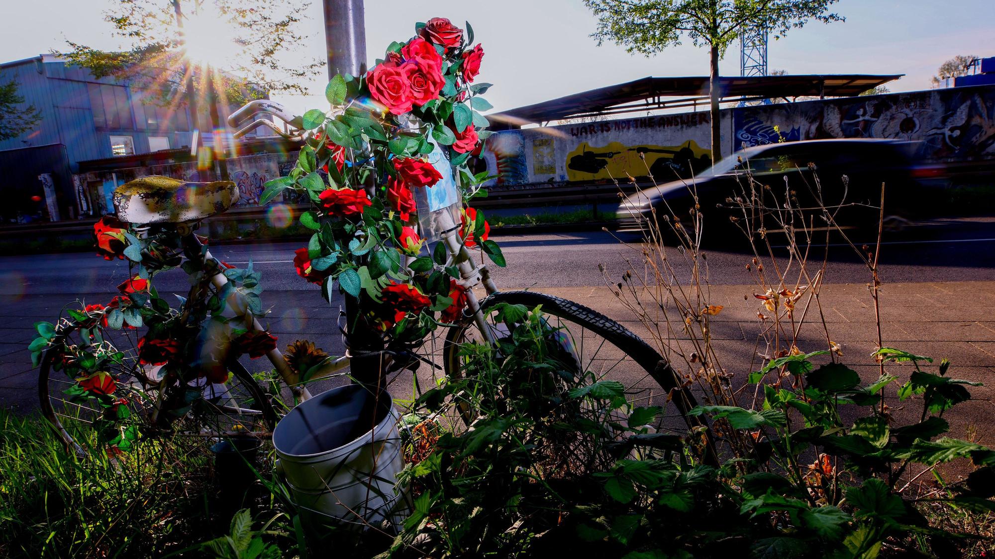 Auf dem Auenweg erinnert ein weiß lackiertes Fahrrad, ein sogenanntes Geisterrad an die bei einem illegalen Autorennen getötete Miriam Scheidel.