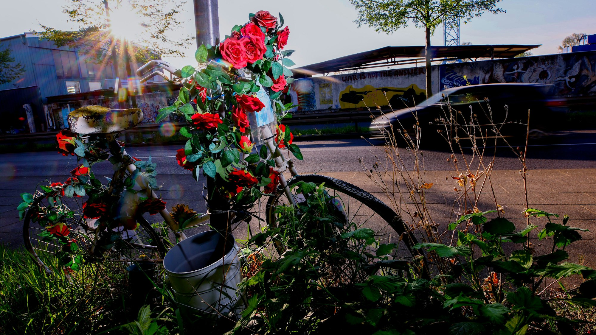 Auf dem Auenweg erinnert ein weiß lackiertes Fahrrad, ein sogenanntes Geisterrad an die bei einem illegalen Autorennen getötete Miriam Scheidel.