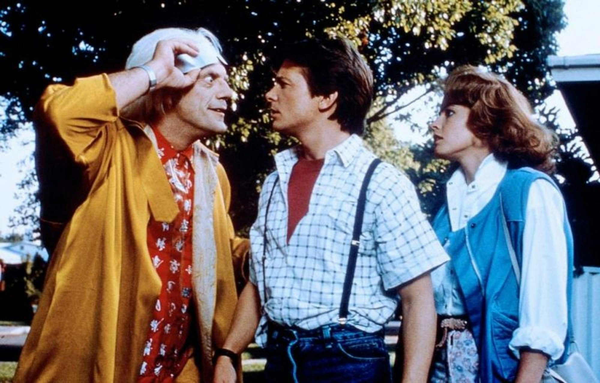 „Zurück in die Zukunft“, die Trilogie um den Zeitmaschinenerfinder „Doc“ Brown und Teenager Marty McFly, machte Michael J. Fox (Mitte) und Christopher Lloyd zu Stars. (Bild: Universal Pictures)