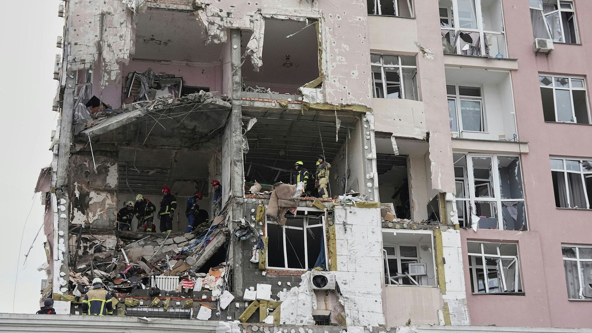 Nach den neuen russischen Angriffen sind in Tausenden Haushalten in Kiew Strom und Heizung ausgefallen.