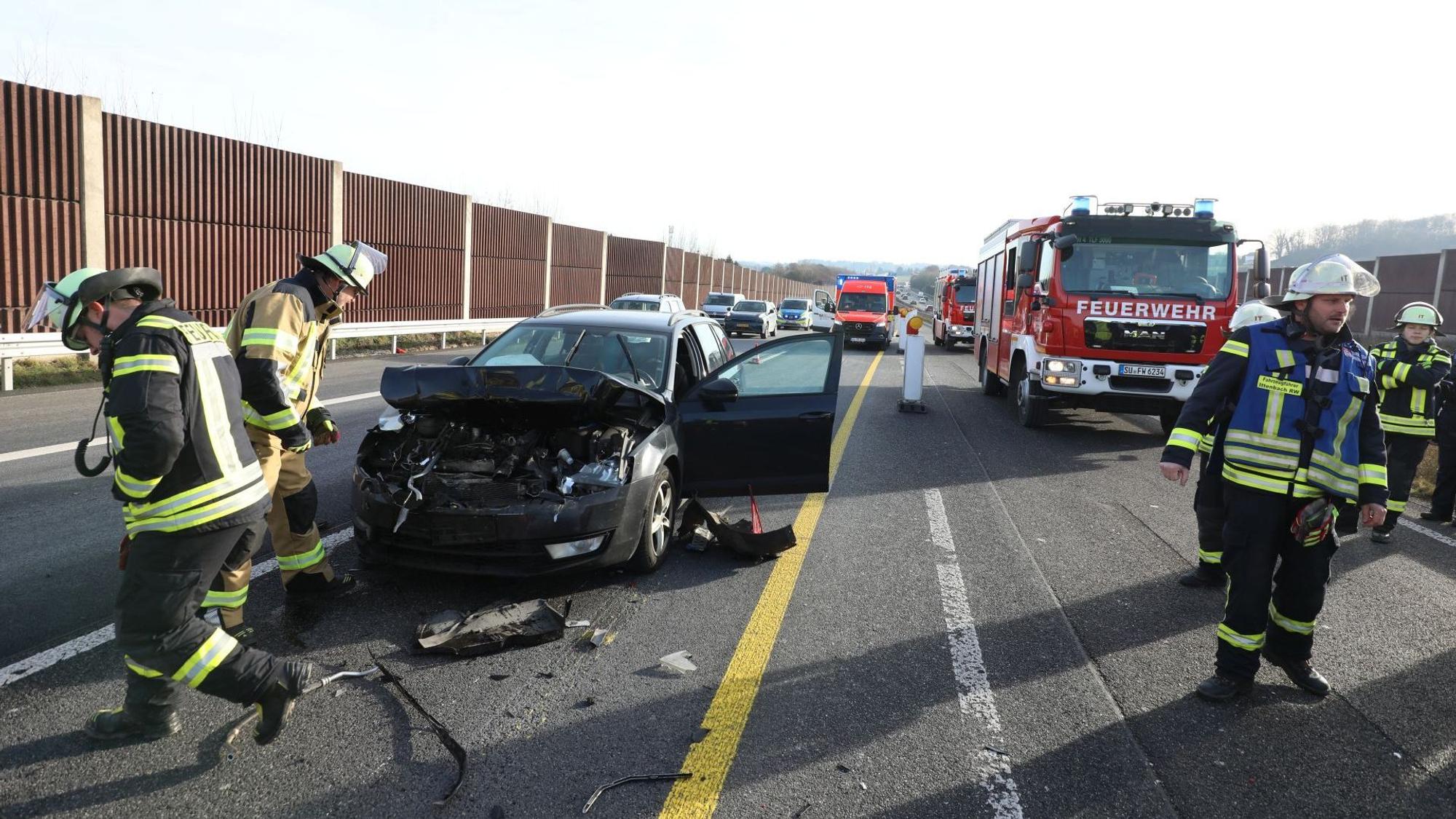 Mehrere Autos fuhren am Samstag, 27. Dezember, auf der A3 Fahrtrichtung Köln ineinander, mehrere Menschen wurden leicht verletzt.