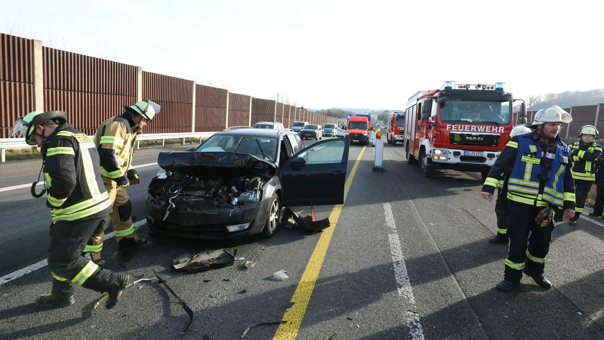 Mehrere Autos fuhren am Samstag, 27. Dezember, auf der A3 Fahrtrichtung Köln ineinander, mehrere Menschen wurden leicht verletzt.