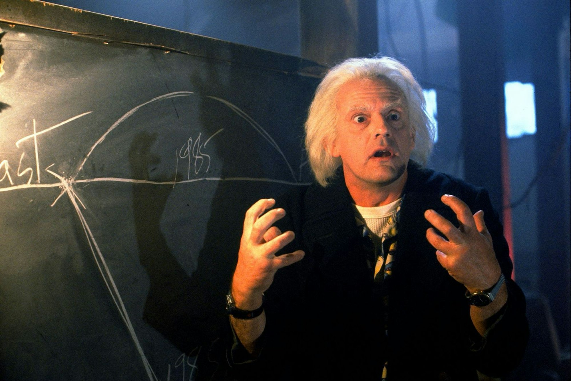 Er ist der Erfinder des Fluxkompensators, der Zeitreisen möglich macht und schon bald der beste Freund von Marty McFly: Dr. Emmett „Doc“ Brown. (Bild: Universal Pictures)