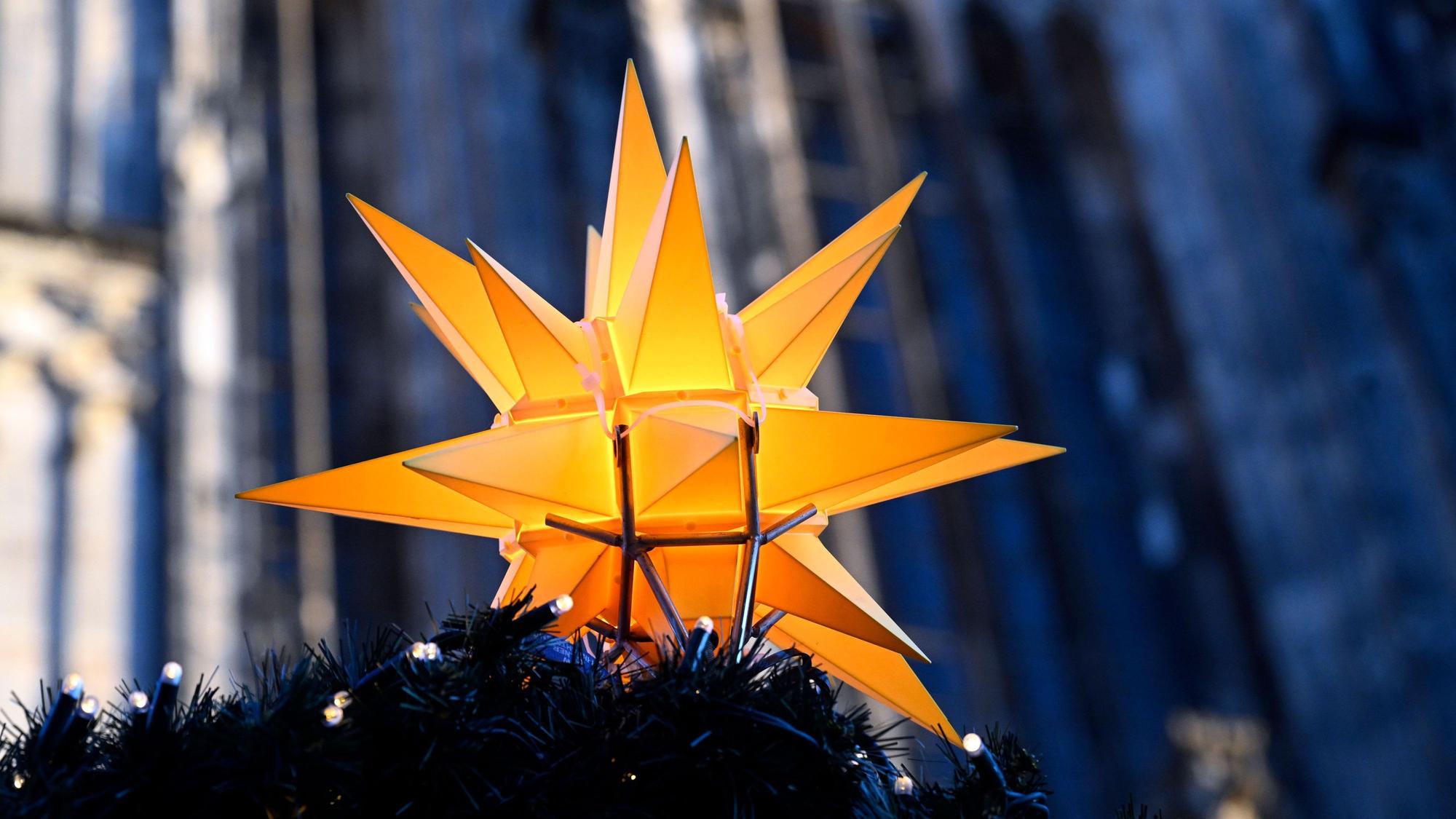 Köln: Ein Weihnachtsstern leuchtet am Domvorplatz.