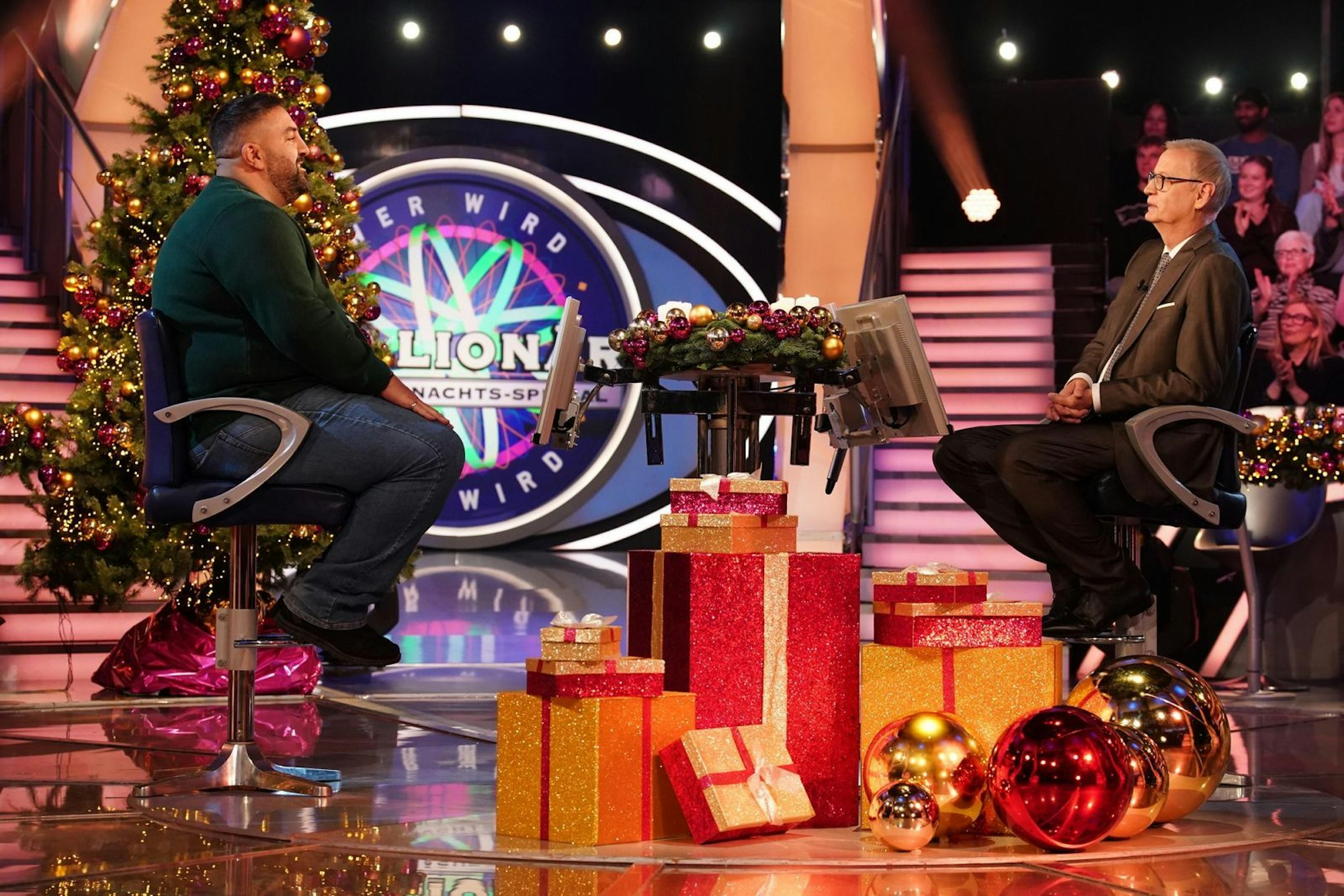 Moderator Günther Jauch fragt den 45-Jährigen interessiert aus. (Bild: RTL / Stefan Gregorowius)