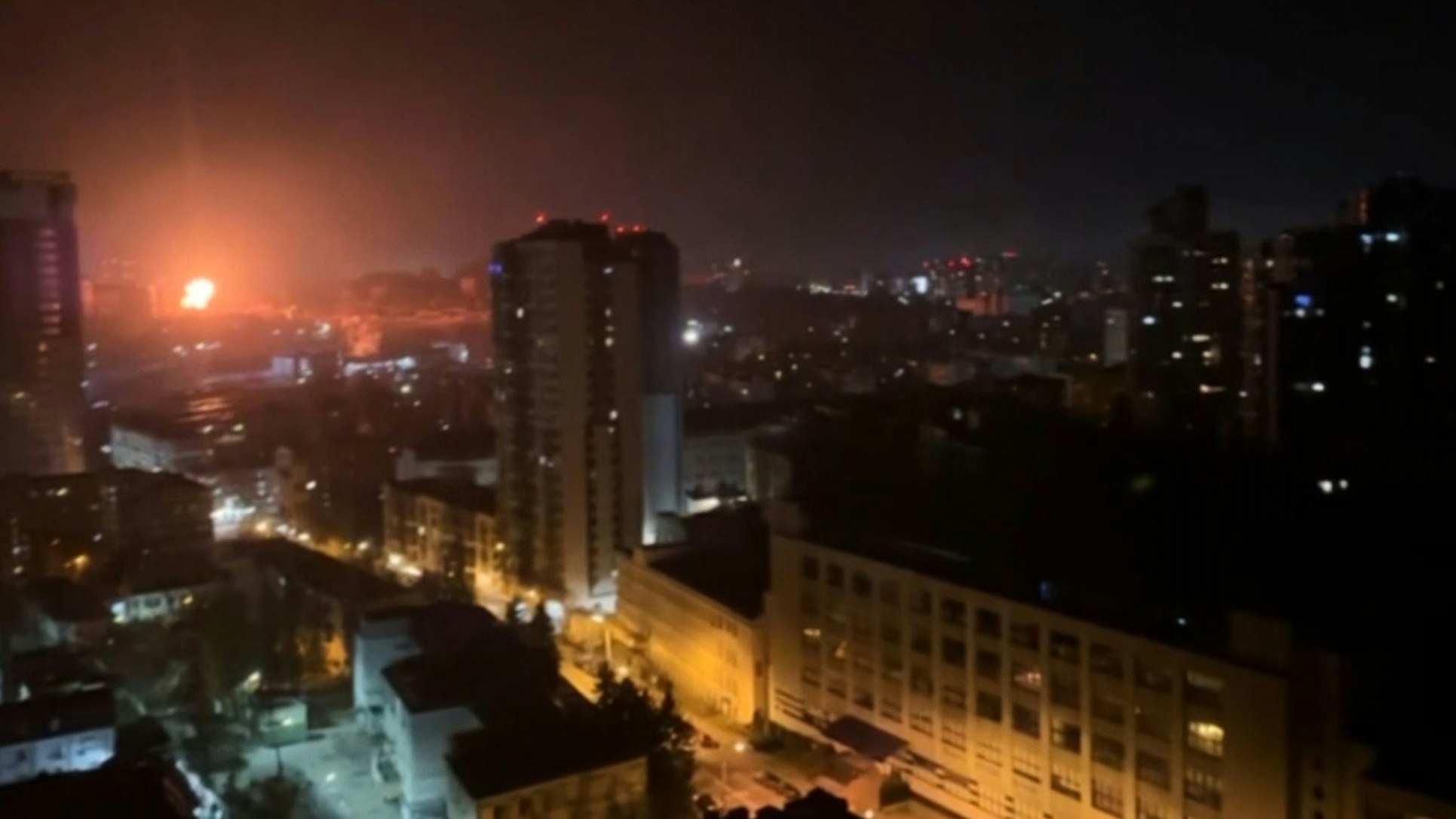 In der ukrainischen Hauptstadt Kiew sind bei russischen Luftschlägen mehrere Menschen verletzt worden.