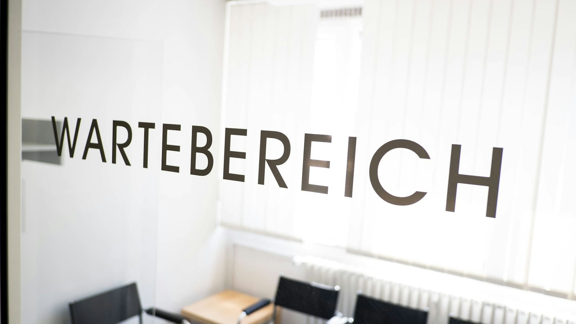 Tür zu dem Wartebereich für Patienten und Patientinnen in einer Arztpraxis in Düsseldorf. (Symbolbild)