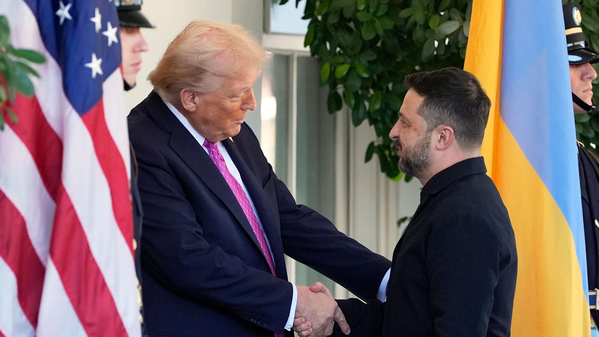 US-Präsident Donald Trump (l.) begrüßt im Oktober den ukrainischen Präsidenten Wolodymyr Selenskyj vor dem Weißen Haus. Nun ist ein erneutes Treffen geplant.