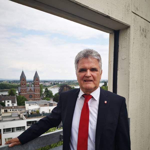 Auf dem Foto ist der langjährige Bürgermeister von Wesseling zu sehen.