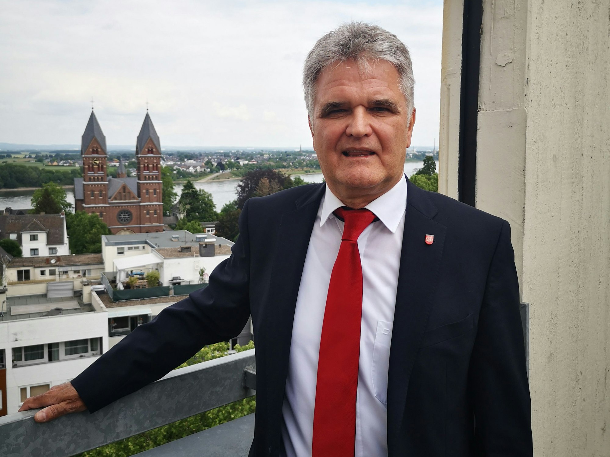 Auf dem Bild ist ein Foto von Erwin Esser im Anzug zu sehen.