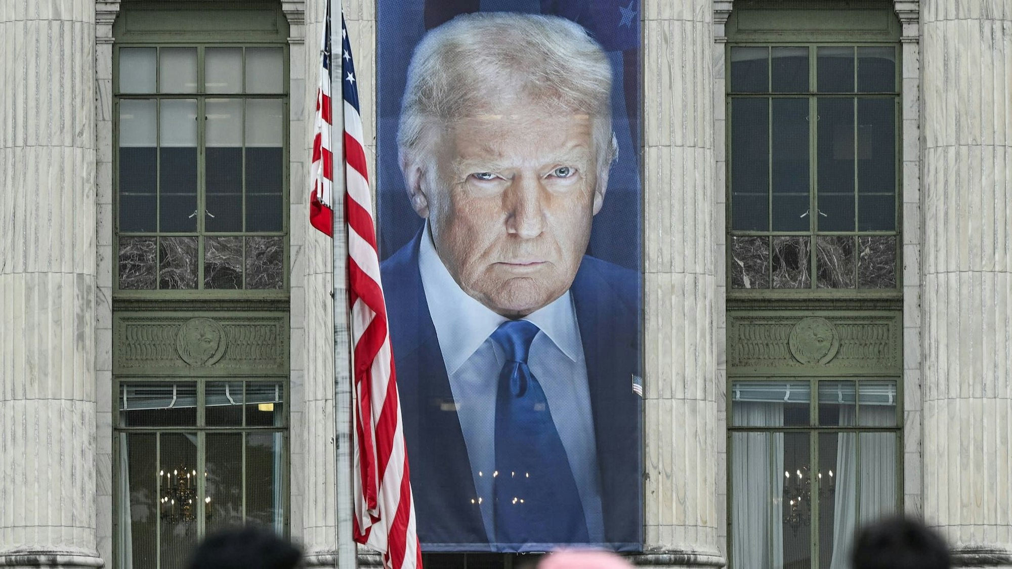 Ein Portrait von US-Präsident Donald Trump hängt an der Gebäude-Fassade des Landwirtschafts-Ministeriums in Washington. /STR