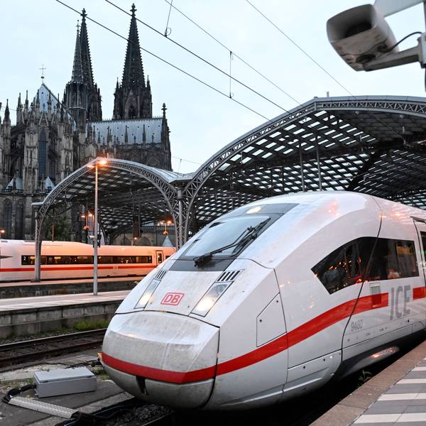 Ein ICE-Zug der Deutschen Bahn verlässt den Kölner Hauptbahnhof.