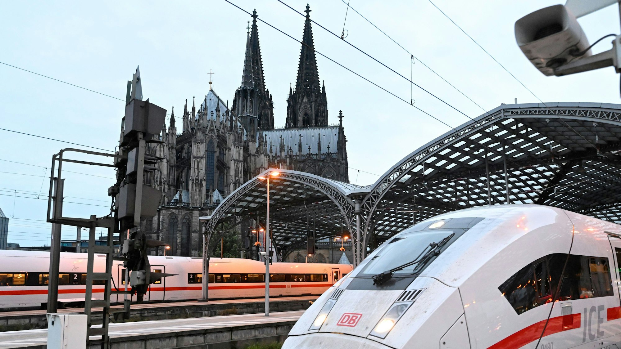 Ein ICE-Zug der Deutschen Bahn verlässt den Kölner Hauptbahnhof (Archivbild). Auch Köln ist von der Generalsanierung stark betroffen.