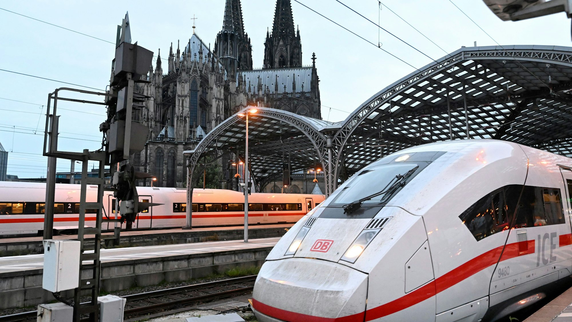 Ein ICE-Zug der Deutschen Bahn verlässt den Kölner Hauptbahnhof.