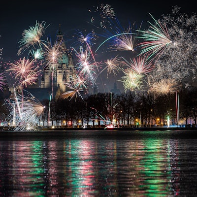 Niemand hat etwas gegen organisierte Feuerwerke an zentralen Plätzen, doch die wilde Böllerei muss untersagt werden, sagt der Präsident der Bundesärztekammer. (Archivfoto)