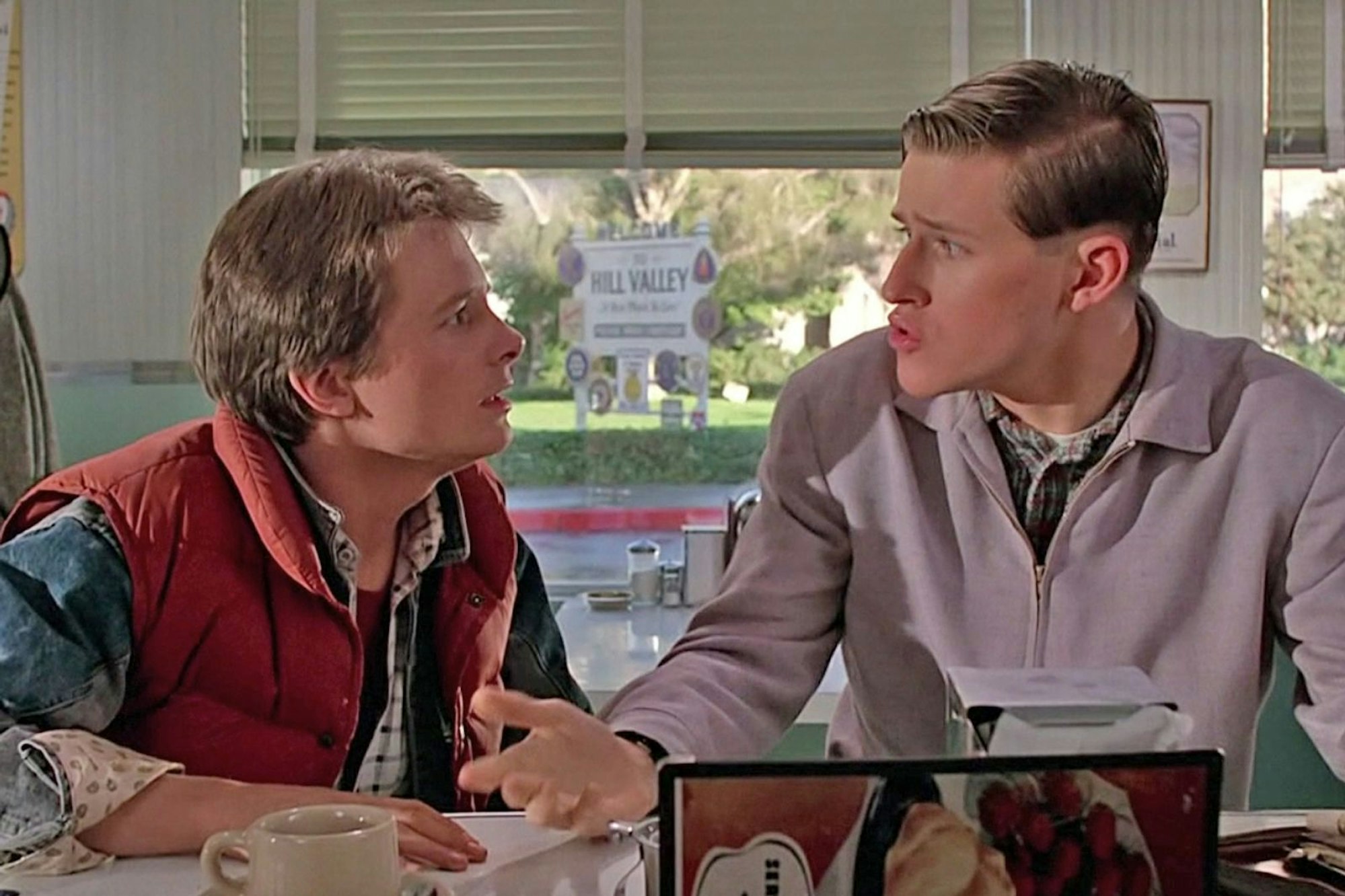 Crispin Glover (rechts) spielte den unsicheren Teenager George McFly. (Bild: Universal Pictures)