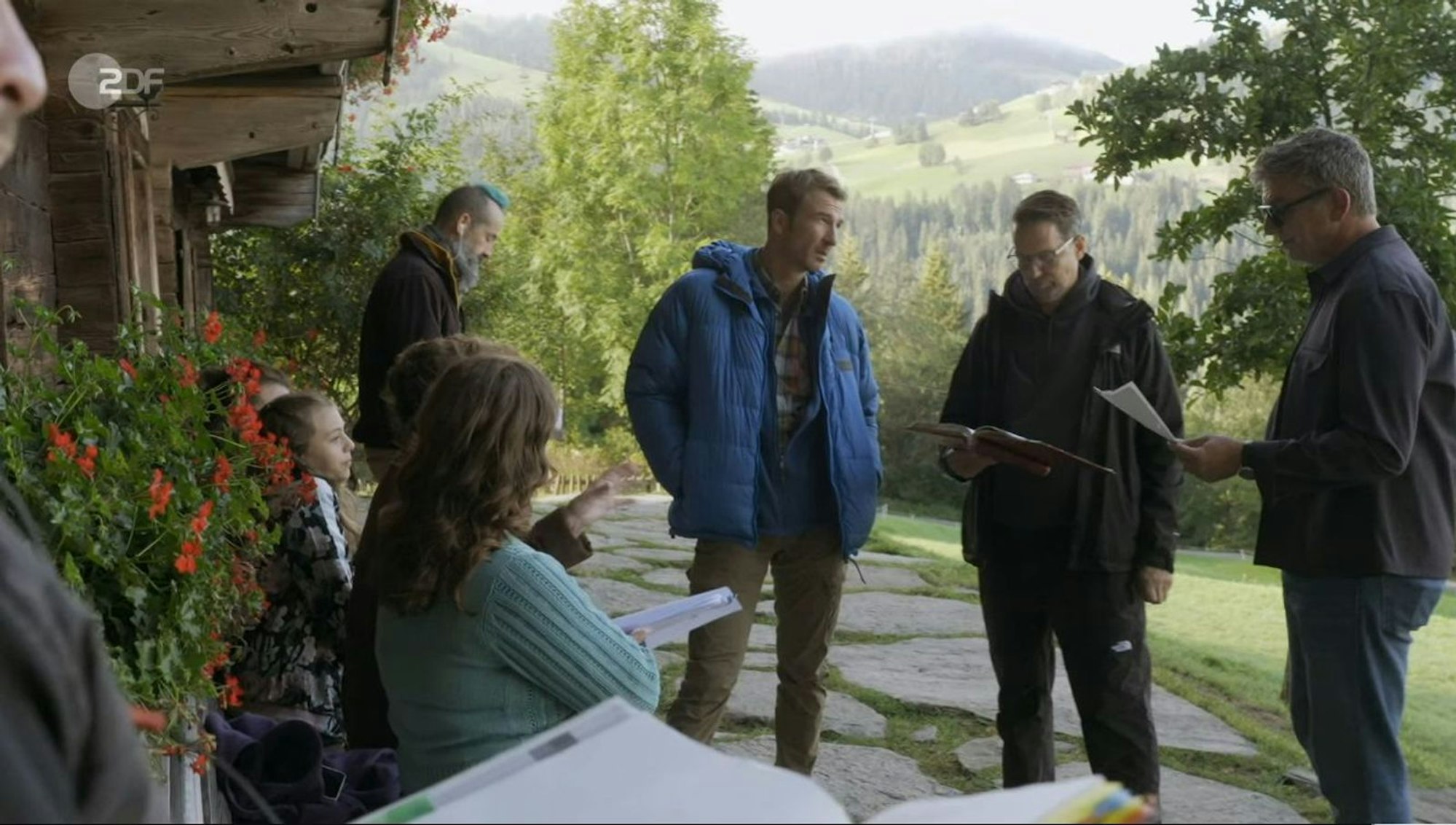 Am Set ist Sigl (rechts) für das ganze Team da. (Bild: ZDF)