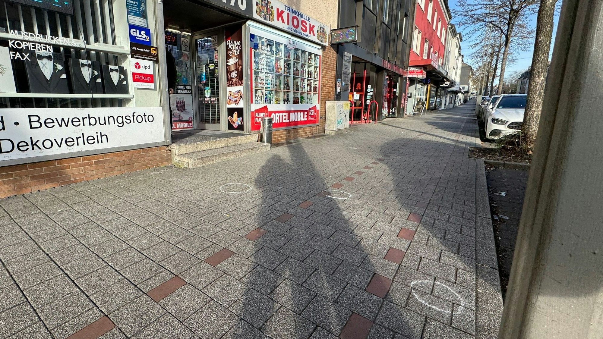 Ein 27-Jähriger ist in Dortmund vor einem Kiosk von mehreren Schüssen getroffen worden.