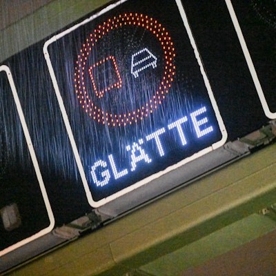 Der DWD warnt vor glatten Straßen. (Symbolbild)