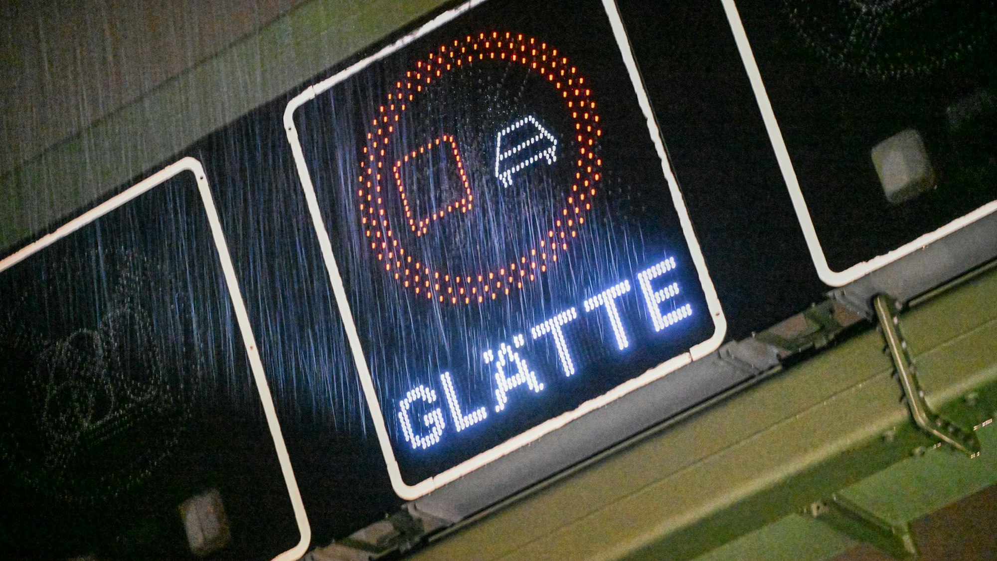 Der DWD warnt vor glatten Straßen. (Symbolbild)