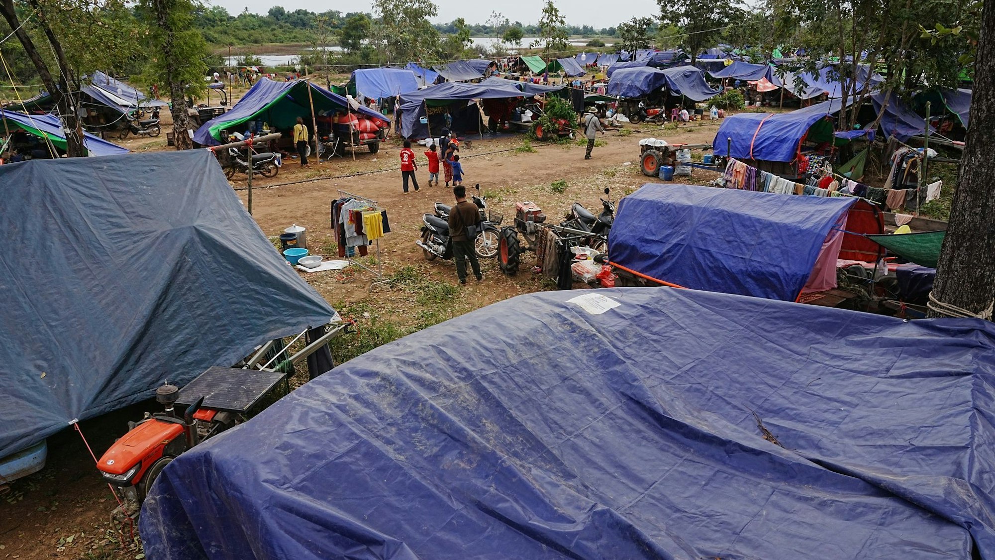 Evakuierte Menschen in der kambodschanischen Provinz Oddar Meanchey, wo sie auf einem Schulgelände vor den Kämpfen zwischen Thailand und Kambodscha Zuflucht suchen. (Archivbild)