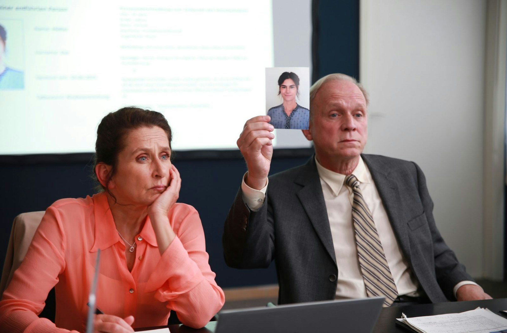 Magda Wächter (Barbara Philipp) und Felix Murot (Ulrich Tukur) suchen nach einer Mutter, die ihr eigenes Kind entführt hat. (Bild: HR/Senator Film/Dietrich Brüggemann)